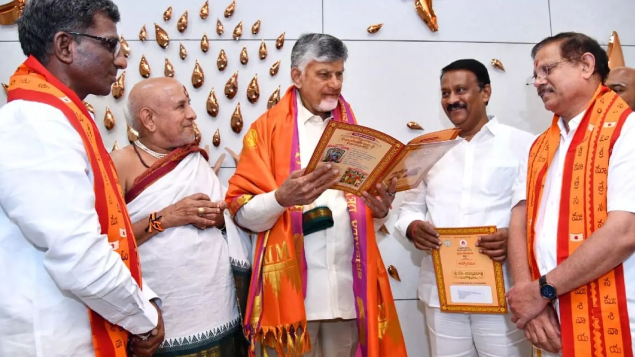 శ్రీశైలంలో దేవీ శరన్నవరాత్రి ఉత్సవాలకు సీఎం చంద్రబాబుకు ఆహ్వానం