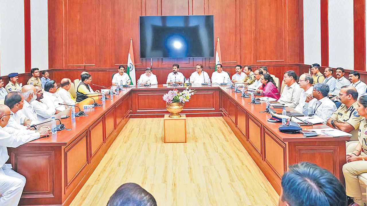 సీఎం సమీక్షలో దళిత ఐపీఎస్ మహేశ్ భగవత్కు అవమానం