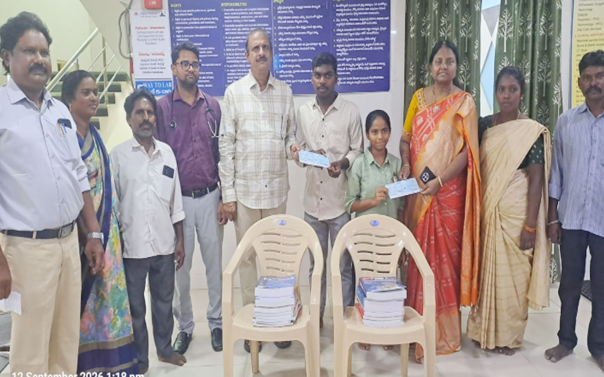 సూర్యాపేట: ఇద్దరు వైద్య విద్యార్థులకు రూ. 50 వేల ఆర్థిక సాయం