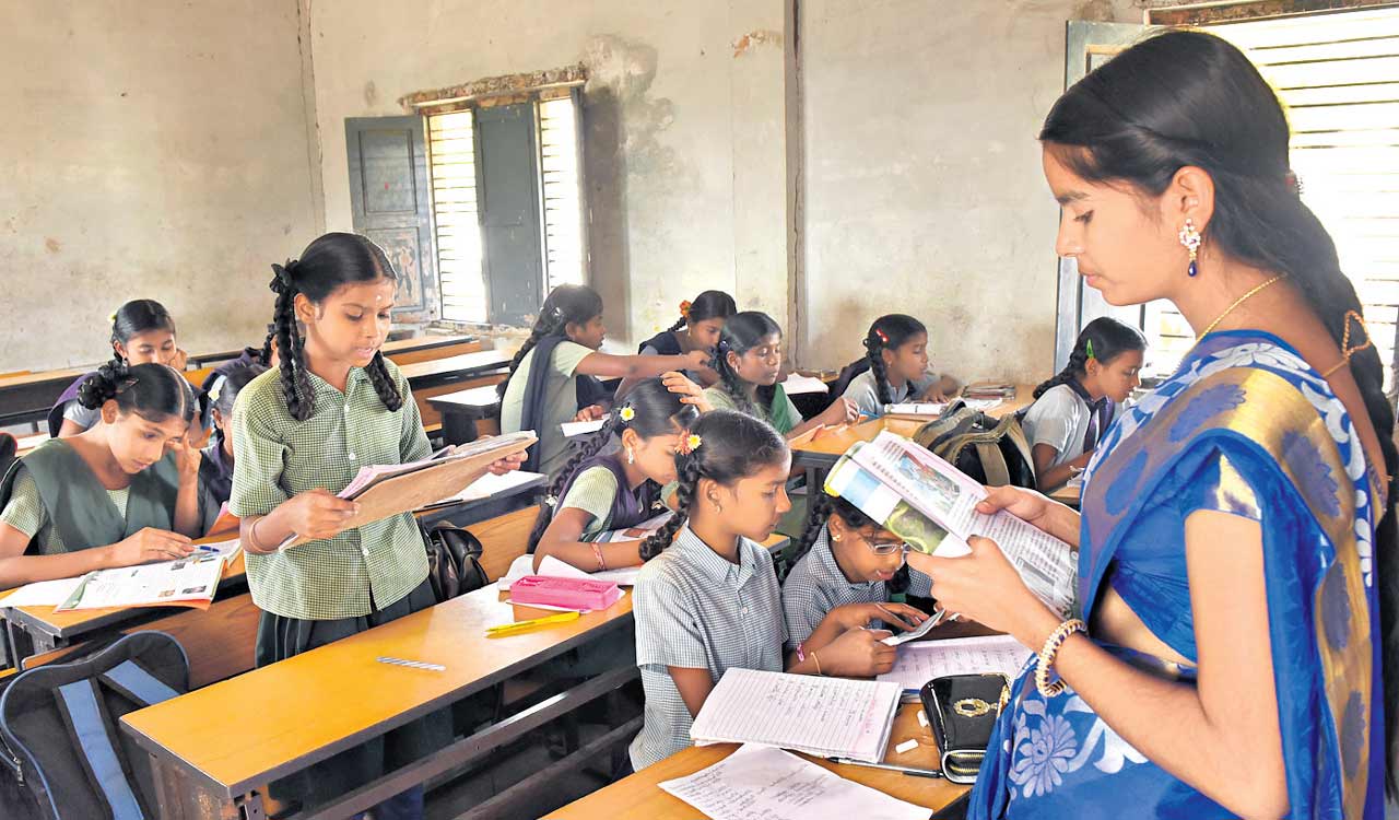 తెలంగాణ ప్రభుత్వ పాఠశాలల్లో 1,600 మంది తాత్కాలిక ఉపాధ్యాయుల నియామకం