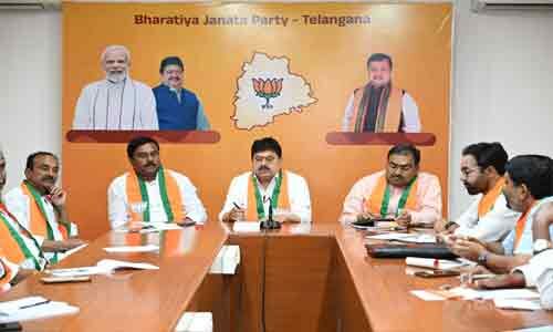 తెలంగాణలో బీజేపీ పోరుబాట: ఫీజు రీ-యింబర్స్‌మెంట్‌పై మహా ధర్నా