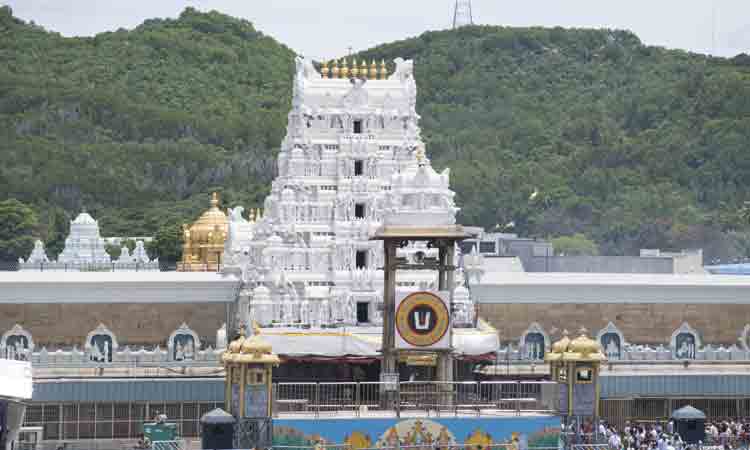తిరుమల, యాదగిరిగుట్టలో భక్తుల రద్దీ: దర్శనానికి గంటల సమయం