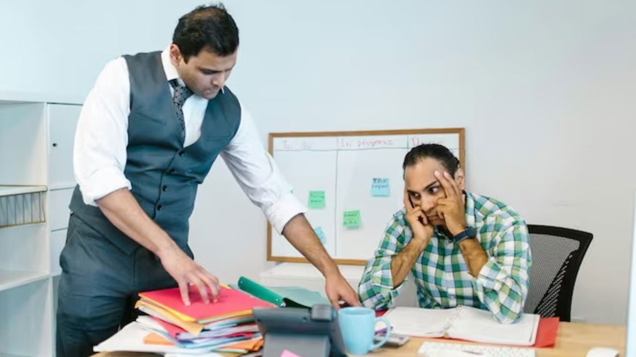 ఉద్యోగుల నుంచి వేతనం లేని పని: ప్రపంచంలోనే భారత్ మొదటి స్థానం