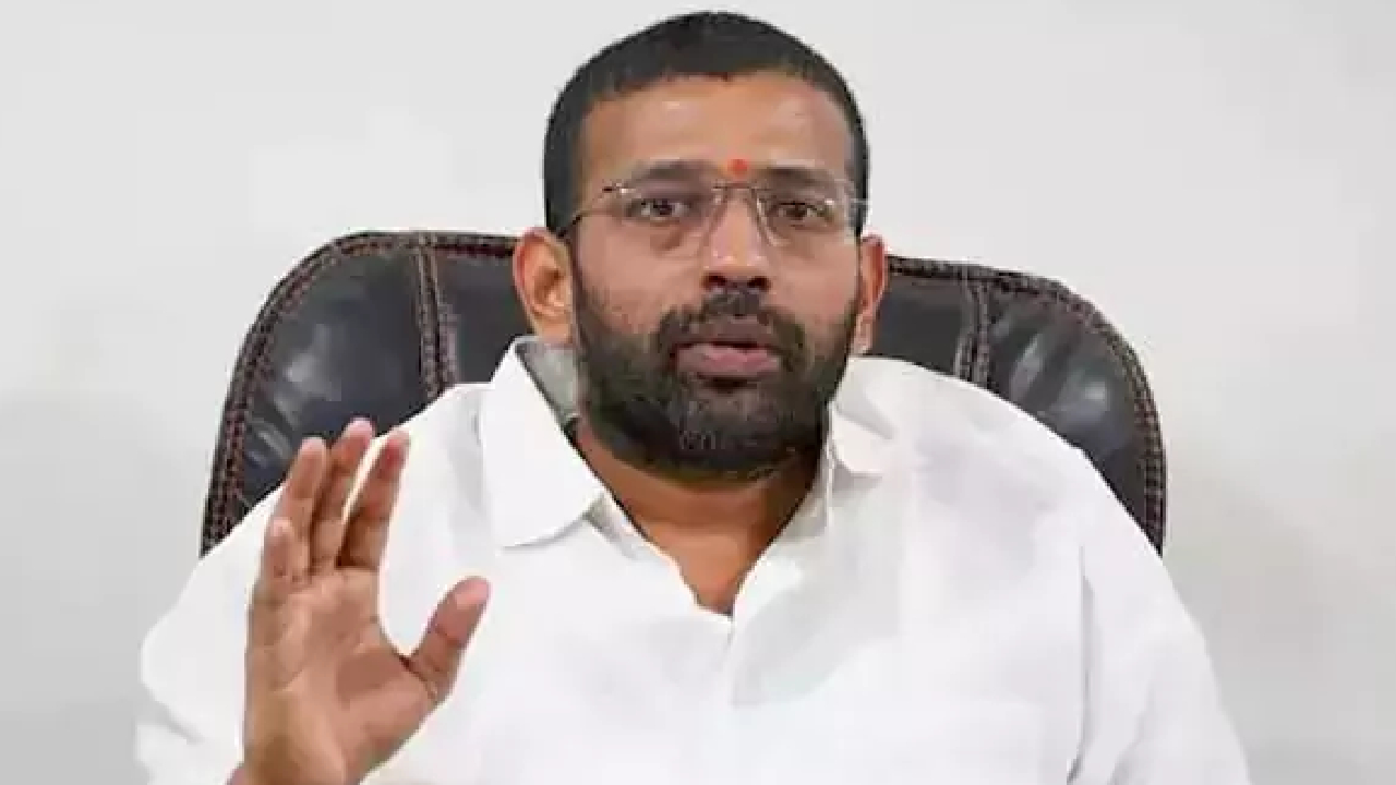 వైకాపా మాజీ ఎమ్మెల్యే జక్కంపూడి రాజాపై ఎస్సీ, ఎస్టీ అట్రాసిటీ కేసు
