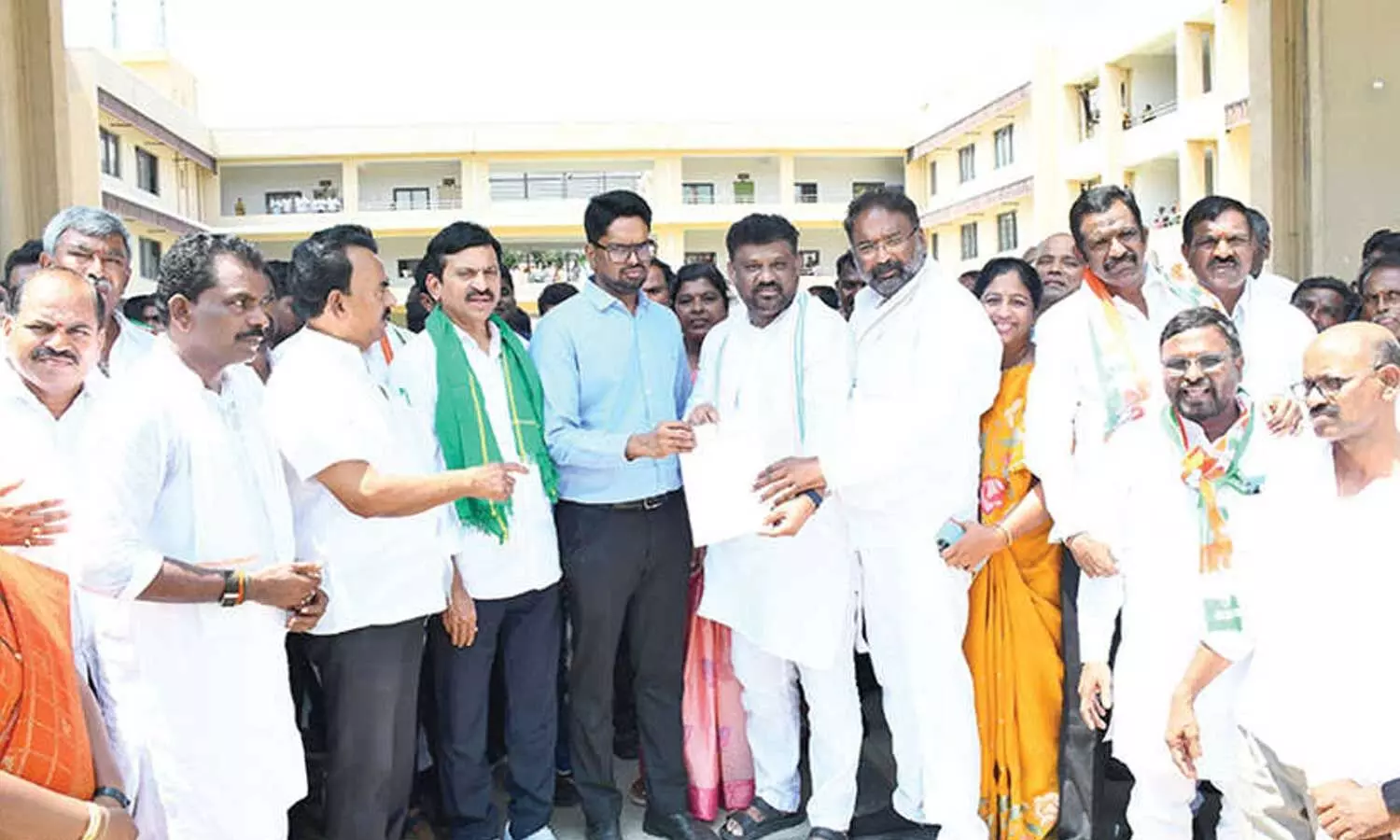 వనపర్తి కలెక్టరేట్ వద్ద మంత్రుల నిరసన, ఈసీపై తీవ్ర విమర్శలు