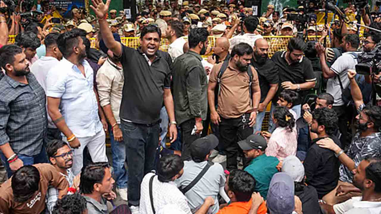 విద్యార్థిని తండ్రిపై దాడి: యూట్యూబ్ ఇంటర్వ్యూలో స్వతంత్ర భరద్వాజ్ వెల్లడి