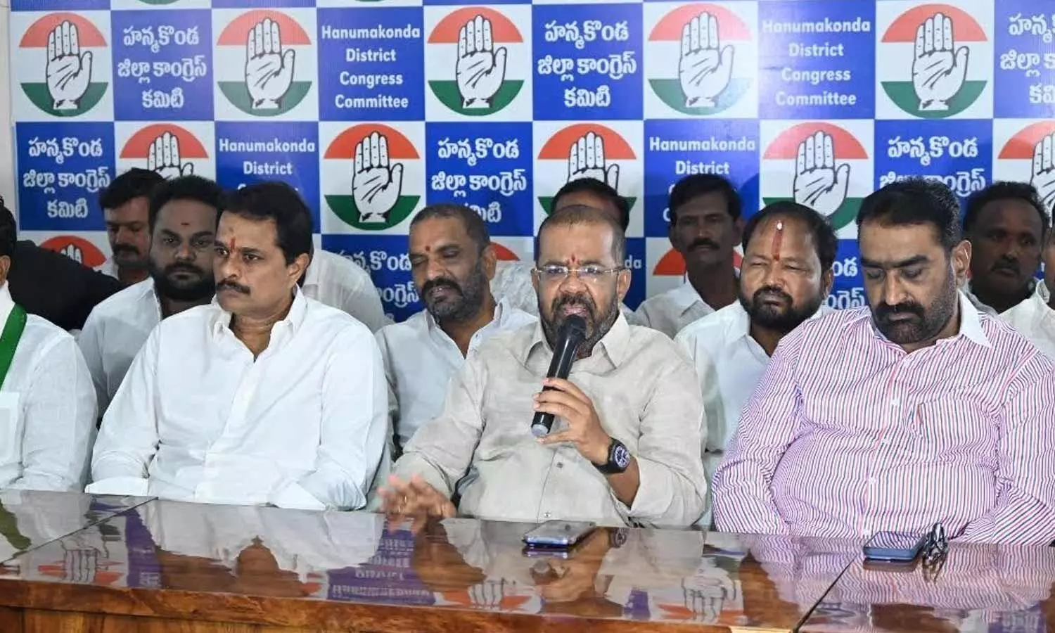 వరంగల్ అభివృద్ధిపై చర్చకు రావాలని బీజేపీ, బీఆర్ఎస్ నేతలకు ఎమ్మెల్యే సవాల్