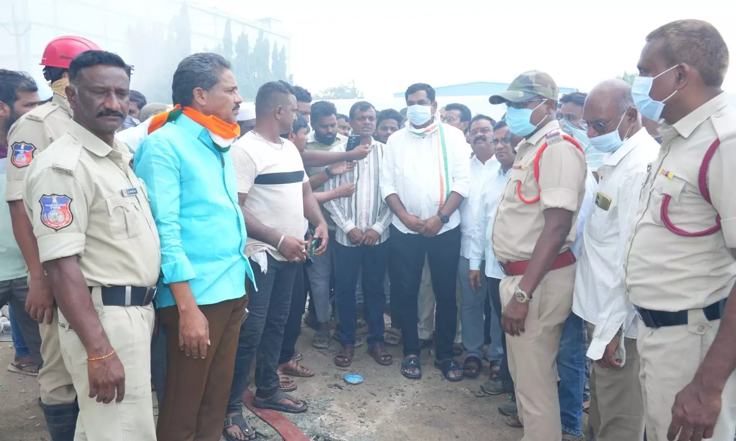 వరంగల్ ప్లాస్టిక్ గోడౌన్లో భారీ అగ్నిప్రమాదం; పరిశీలించిన ఎమ్మెల్యే నాగరాజు